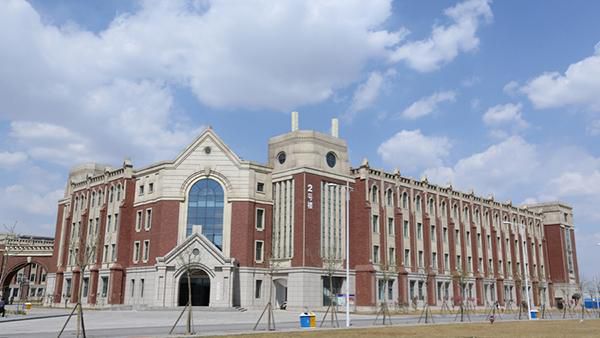 وحدة التبريد المائي في كلية تانغشان التقنية والمهنية (Tangshan Vocational Technical College)